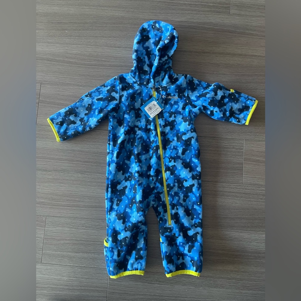 Columbia infant snowsuit, new with tags. Size 6-12.